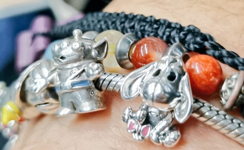 Et la valise un peu remplie au retour avec Dig Up Adventure, Yoxii, District Noir (que j'ai hâte d'essayer en vrai !!) et le nouveau Très futé 4ever !
Avec aussi les cadeaux des copains (ils sont fous 😍)
Un trio de choc formé avec les copains et c'était beaucoup trop chouette 💜