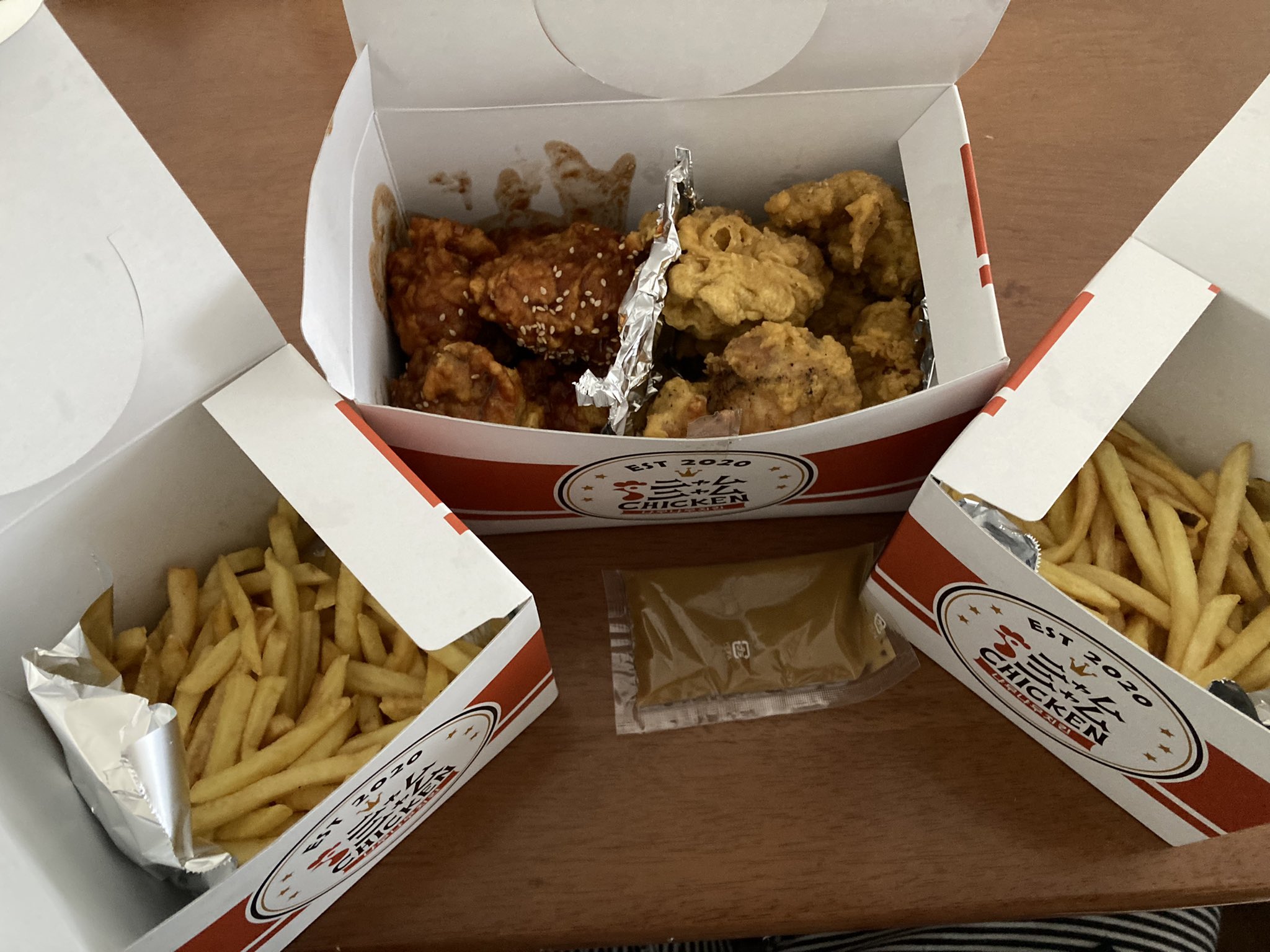 Ka Na Cchi Ubereatsでニャムニャムチキン注文 ハーフ ハーフは1780円 2種各4pes だったから ダブル2580円 個数記載なし 注文したらなんと各5pesずつ 割高 しかも1pesだけこんなに小さいやつ 皮1枚も1と数えるんか ポテト1箱680円 量少なっ 箱半分の
