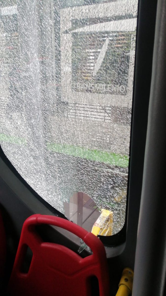 En #Bogotá NO se puede ser.

Hoy, al medio día iba para la universidad en la ruta H13 de <a href="/TransMilenio/">TransMilenio</a> y fui agredido por un hombre que empezó a gritar insultos homofóbicos hacia mí y me agredió físicamente.