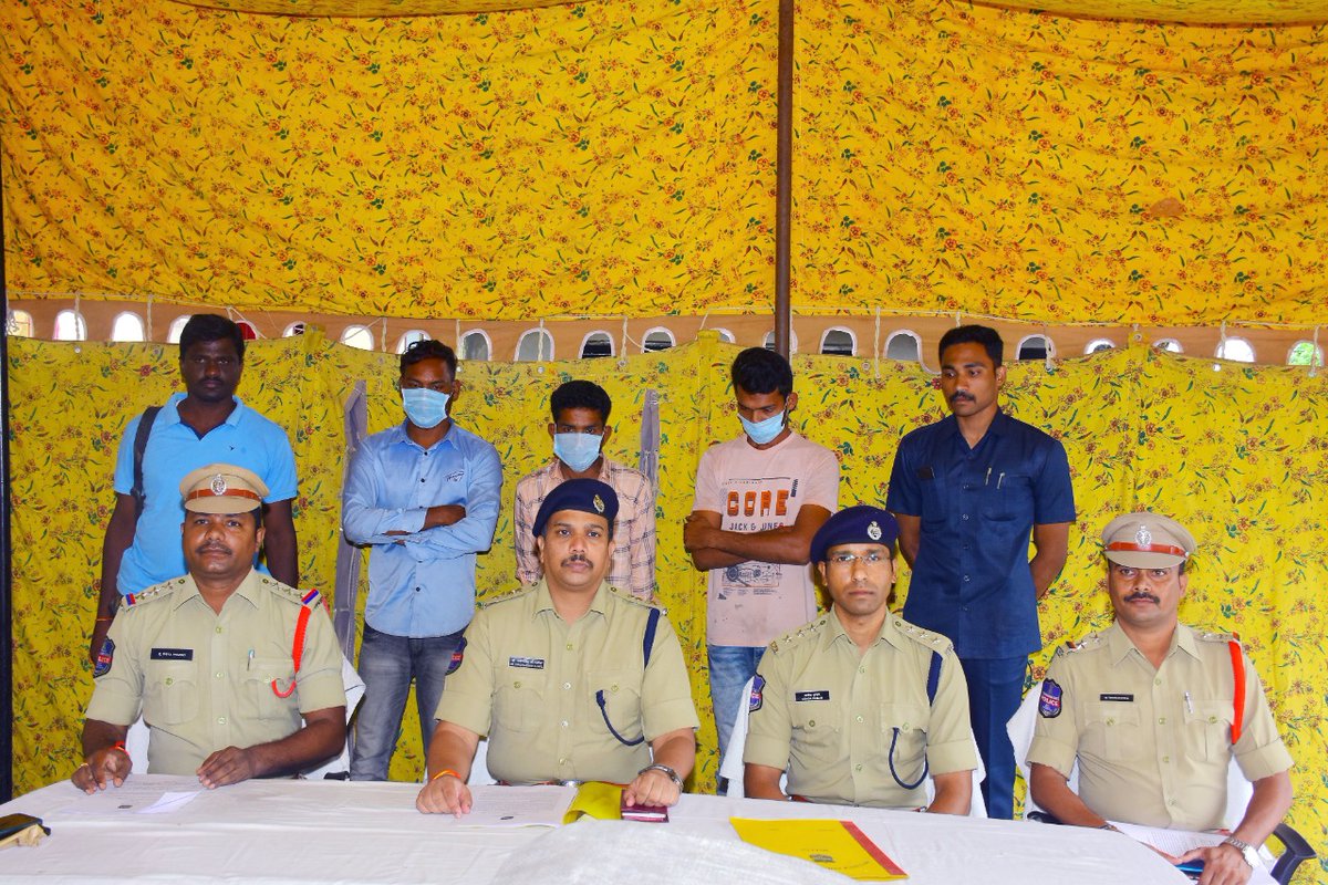 AEturnagaram's tweet photo. Venkatapuram Police of Mulugu district, nabbed 3 persons from Mahbubabad dist. transporting 105 kg of ganja.  Such drugs spoil many youth and family. Let us work together to remove this vice from our society.
@MuluguSP 
@TelanganaDGP 
@TelanganaCOPs https://t.co/qZvmDYM5X0