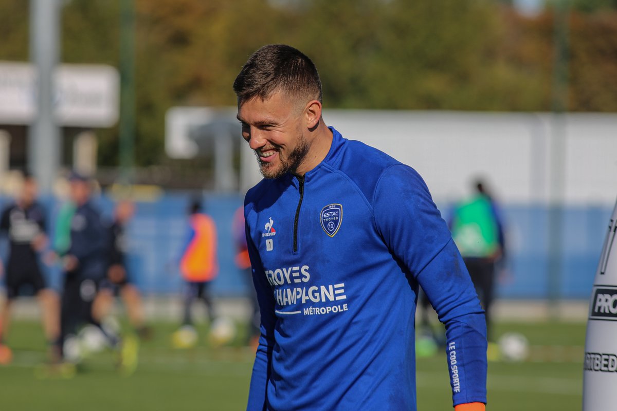 estac_officiel's tweet photo. Des sourires à l’entraînement ! 😄✌️

#TeamESTAC 🔵⚪️ https://t.co/8SH72rMjee