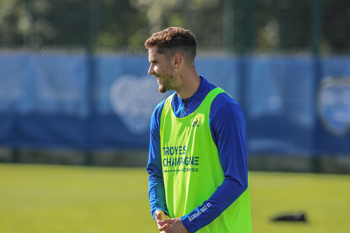estac_officiel's tweet photo. Des sourires à l’entraînement ! 😄✌️

#TeamESTAC 🔵⚪️ https://t.co/8SH72rMjee