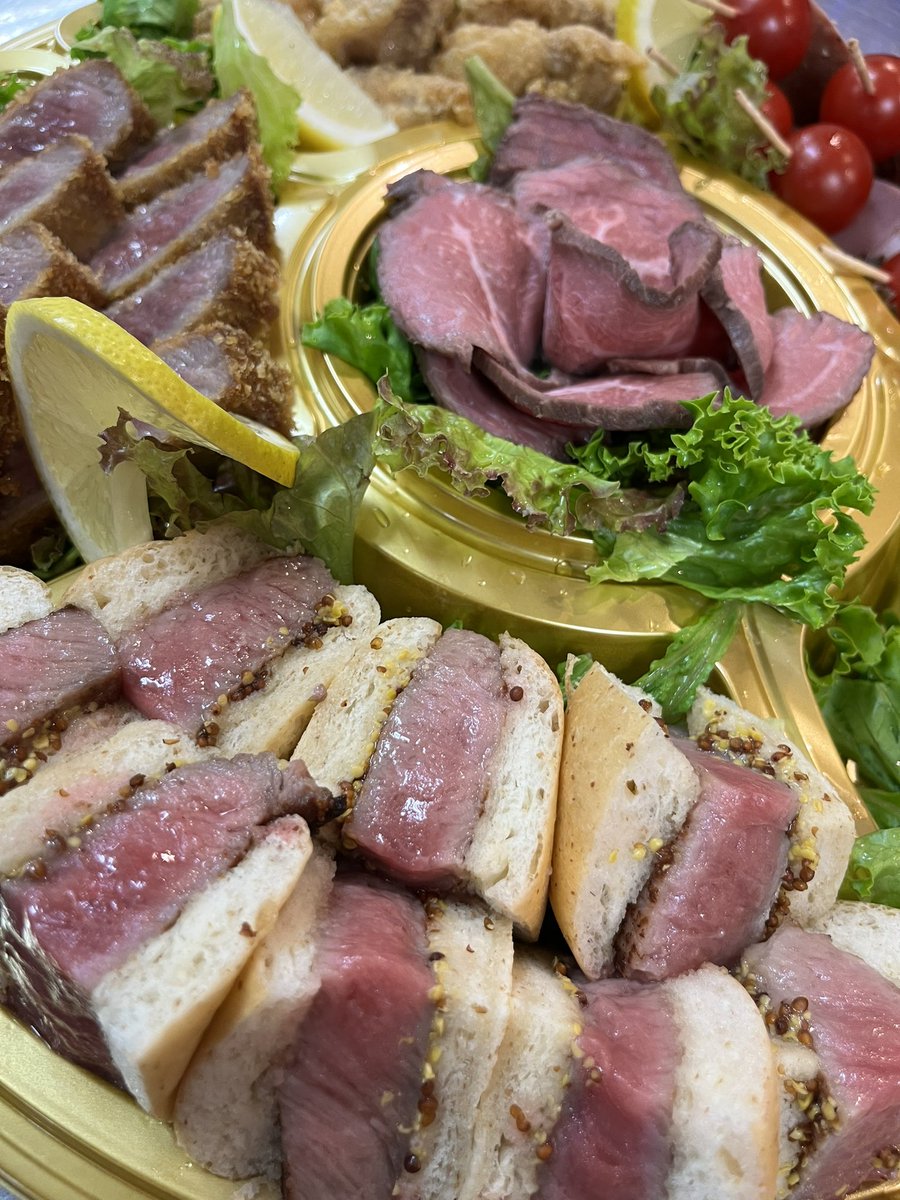balcolab_m's tweet photo. 本日も元気にopen🥳
お席空きございます♪

当店で大人気の肉盛りいかがですか〜😝⁉️
3種、5種と人数に合わせてご注文できますよ🤩
また、テイクアウトでの肉盛り注文も可能です！！

本日もたくさんのご来店お待ちしております♪
#バルコラボ松山店
#那覇飲み
#肉バル
#松山
#プレモル
#那覇グルメ https://t.co/uxj4om8VBS
