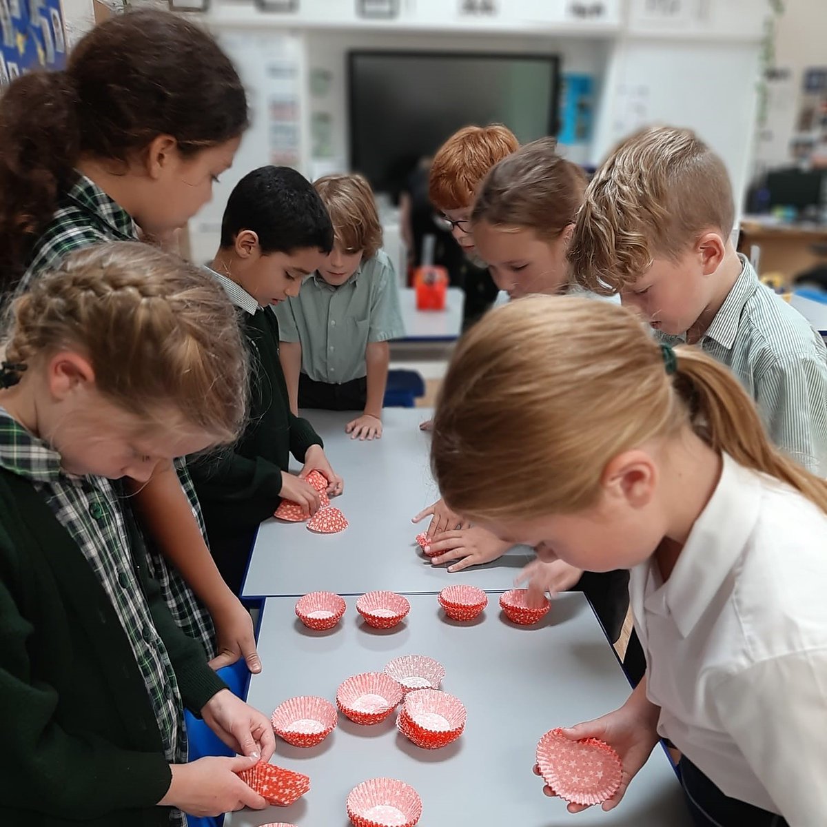 KESPreparatory's tweet photo. #StroudY4 have worked collaboratively to prove they have 1,000 cupcake cases, using their knowledge of multiplication and number facts, part of the Maths curriculum.
#StroudMaths #StroudMSch #StroudCollaboration #ForeverUndaunted https://t.co/MQsuHtMIqS