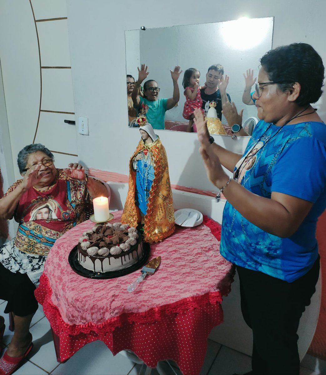 Dants_10's tweet photo. Celebramos com a presença ilustre da Virgem Maria a passagem do meu natalício. Amém! 🙌❤️☺️ #Cenaculo #Festa #VirgemMaria https://t.co/GmzOxJry8B