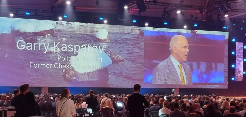 Sota on ollut muutoin onneksi taka-alalla #nbforum2022 keskusteluissa, mutta tämän aamun yllätysesiintyjä siitä puhui ja sai yleisön aplodeeraamaan seisaaltaan.