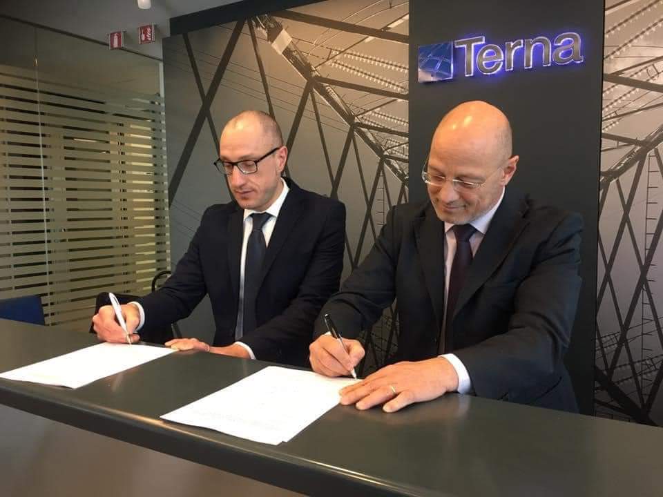 CelanoDi's tweet photo. LA NUOVA STAZIONE  ELETTRICA DI CELANO
Garantirà maggiore sicurezza ed efficienza elettrica, è connessa a 7 elettrodotti che collegano #Abruzzo, #Umbria, #Lazio e #Molise, L'opera è di #Terna S.p.A. investimento di 25 milioni di €, area di 6.800mq 
#comunedicelano #energia https://t.co/lXDXo6Fvs6