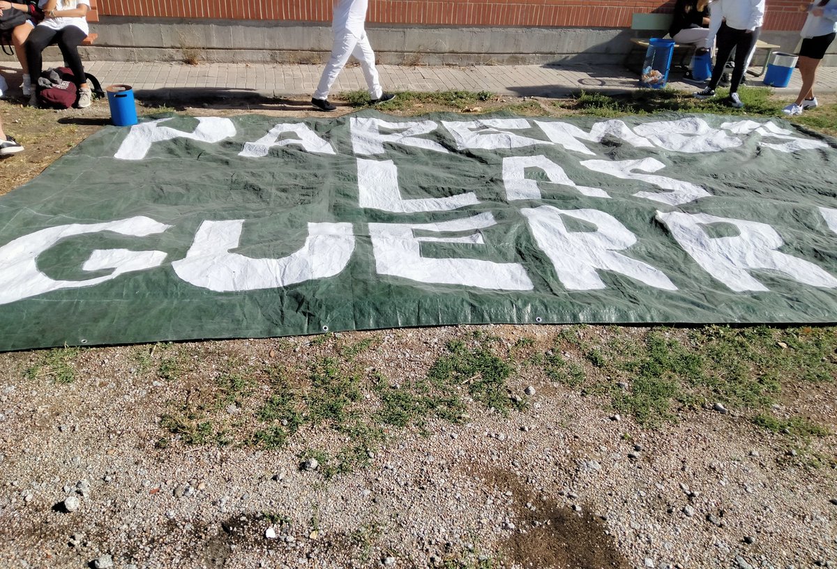 mirasierraies's tweet photo. Hoy toda la comunidad educativa ha hecho una reflexión durante el recreo en el #DíaDeLaPaz 🕊️. Ha sido un pequeño gesto para acordarnos de los que lo están pasando mal por culpa de las guerras.
#internationalpeaceday #stopallwars #studentsforpeace #wewantapeacefullworld https://t.co/BlAAbM7ADU