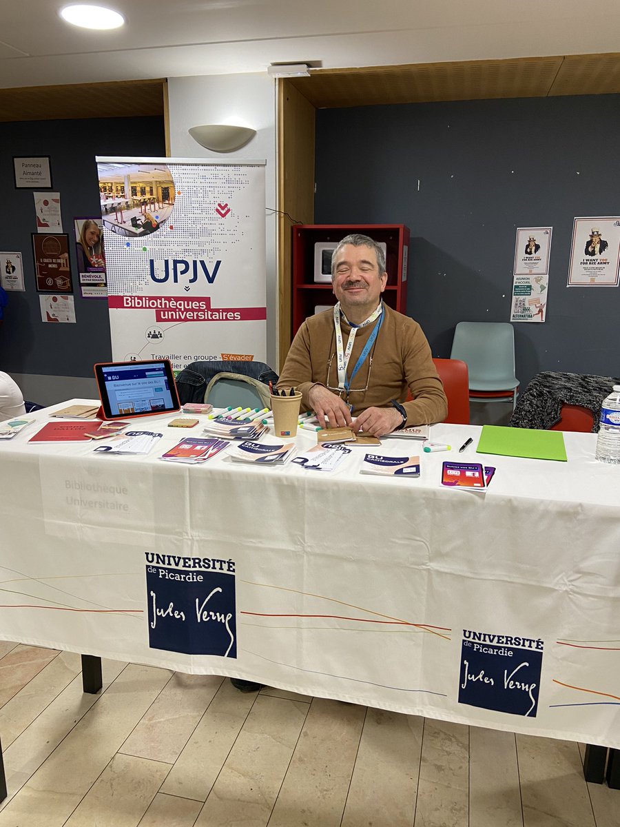 nbrunetmouyen's tweet photo. Le plus beau stand et le plus beau des bibliothécaires 😇. Les cadeaux @Dalloz partent comme de petits pains 😏 https://t.co/pwcyAgyW96