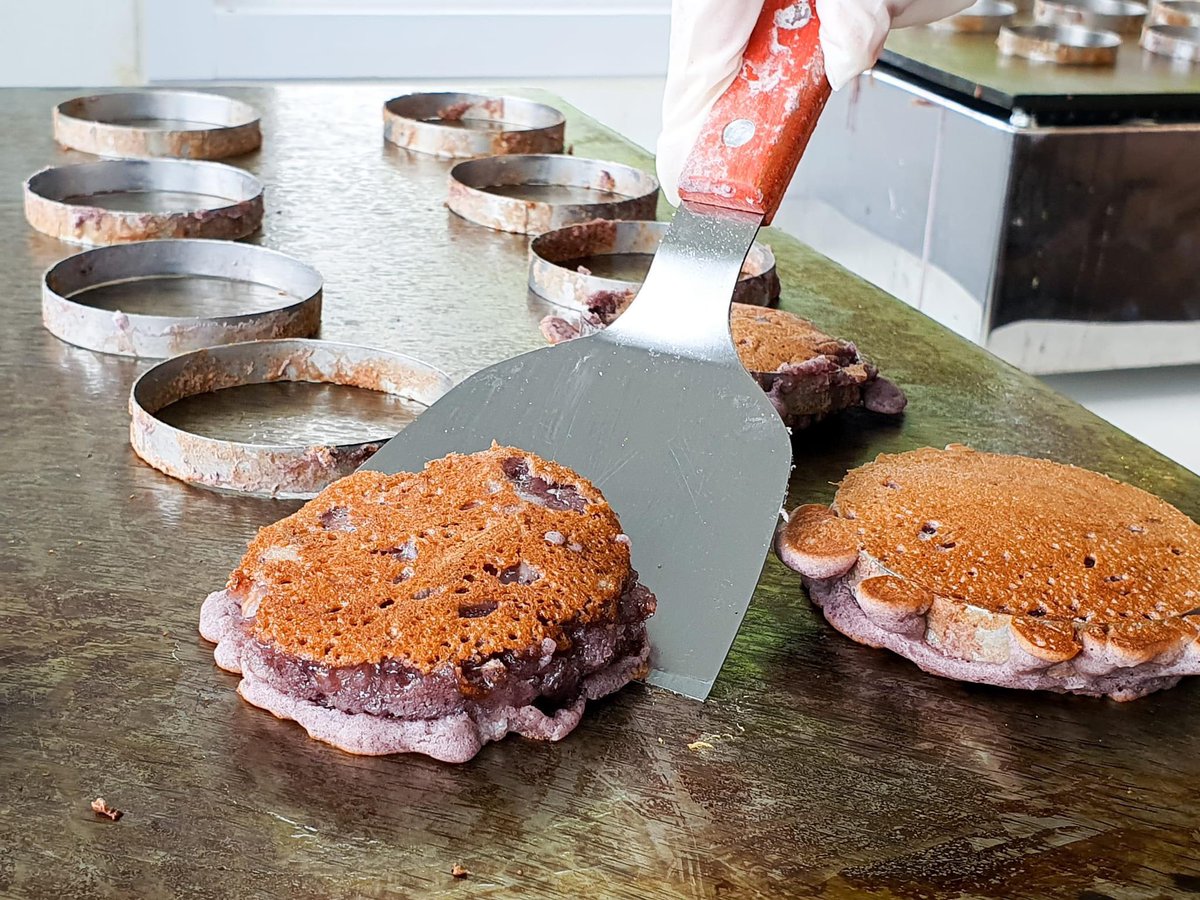 kkryystalX's tweet image. ขนมบ้าบิ่น ประเทศอุบล
ไม่เคยกินขนมบ้าบิ่นมาก่อน และคิดเอาเองว่ากินไม่เป็น 😆 พอได้ลองกินถึงเพิ่งรู้ว่ามันอร่อยเหมือนกันนะเนี่ย แป้งหนึบๆ กับมะพร้าวแน่นๆ เข้ากันดีมาก 😋
#localtaste