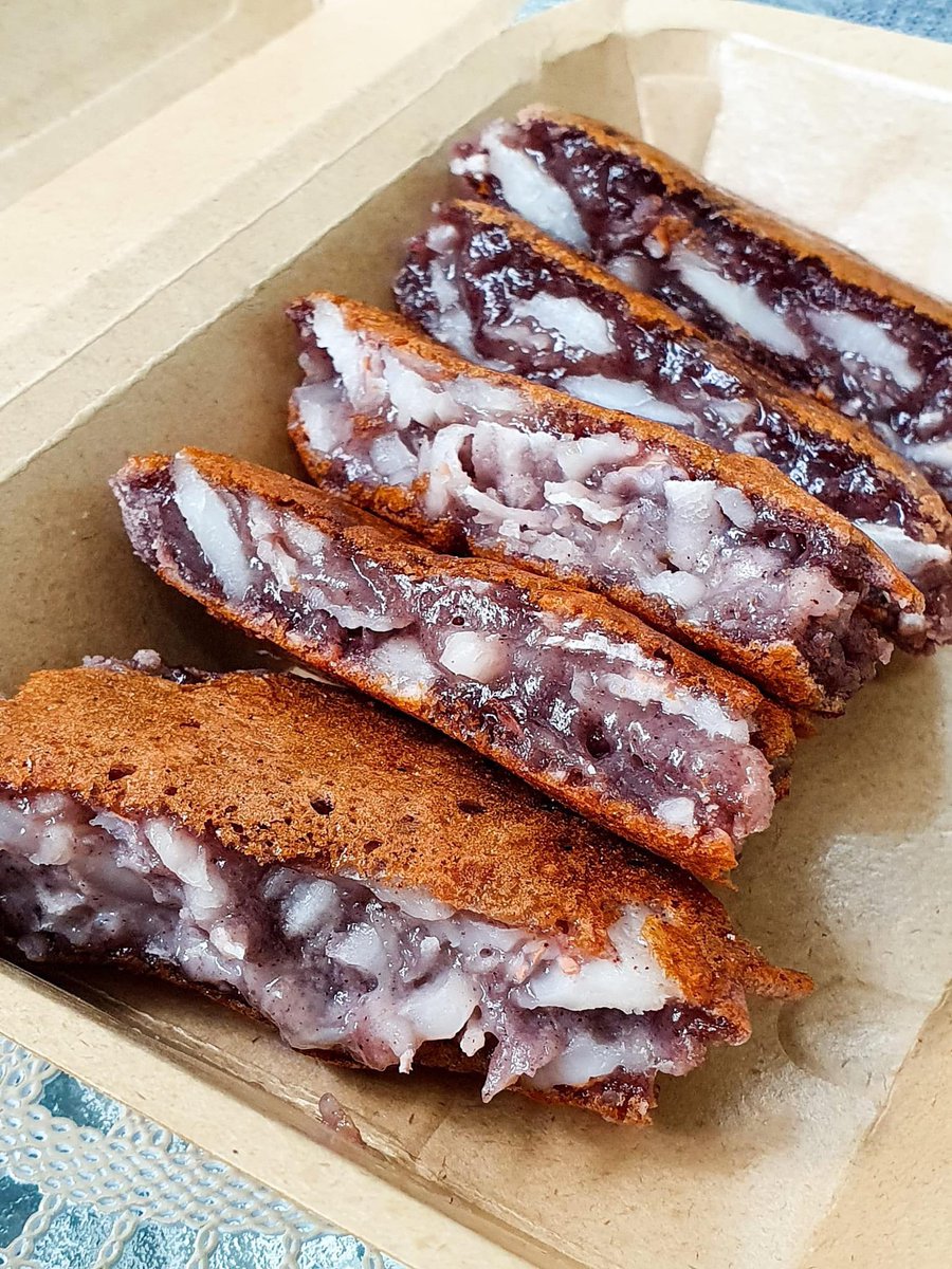 kkryystalX's tweet image. ขนมบ้าบิ่น ประเทศอุบล
ไม่เคยกินขนมบ้าบิ่นมาก่อน และคิดเอาเองว่ากินไม่เป็น 😆 พอได้ลองกินถึงเพิ่งรู้ว่ามันอร่อยเหมือนกันนะเนี่ย แป้งหนึบๆ กับมะพร้าวแน่นๆ เข้ากันดีมาก 😋
#localtaste