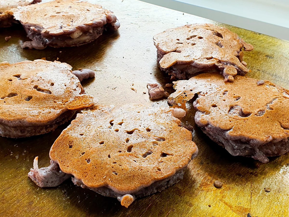 kkryystalX's tweet image. ขนมบ้าบิ่น ประเทศอุบล
ไม่เคยกินขนมบ้าบิ่นมาก่อน และคิดเอาเองว่ากินไม่เป็น 😆 พอได้ลองกินถึงเพิ่งรู้ว่ามันอร่อยเหมือนกันนะเนี่ย แป้งหนึบๆ กับมะพร้าวแน่นๆ เข้ากันดีมาก 😋
#localtaste