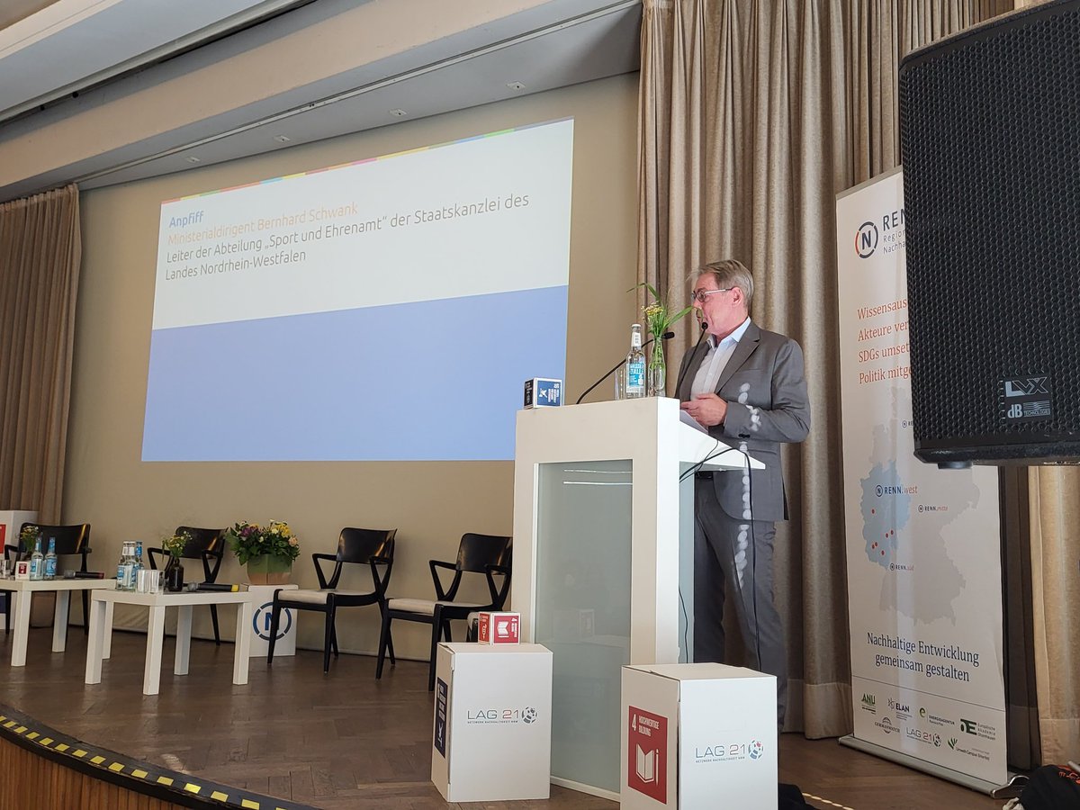 "Die Zahl 17 ist nicht nur eine Trikotnummer - das ist im #Sport angekommen! Doch es gibt viel zu tun, deswegen ist es wichtig, über die #17Ziele als neue Denk- &amp; Handlungsmuster für den Sport zu sprechen", sagt Ministerialdirigent Bernhard Schwank auf unserer Zukunftskonferenz.