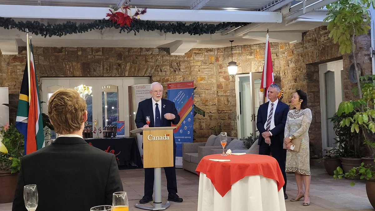 DanHabCAN's tweet photo. Inspiring learners and scientists from high school to grad school: It was a pleasure to hear from Dr. Art McDonald about the benefits of scientific cooperation on his Road to a Nobel 🇨🇦🇿🇦 @CanHCZA @NRF_News @FutureAfricaUP https://t.co/XvQEguI8xQ