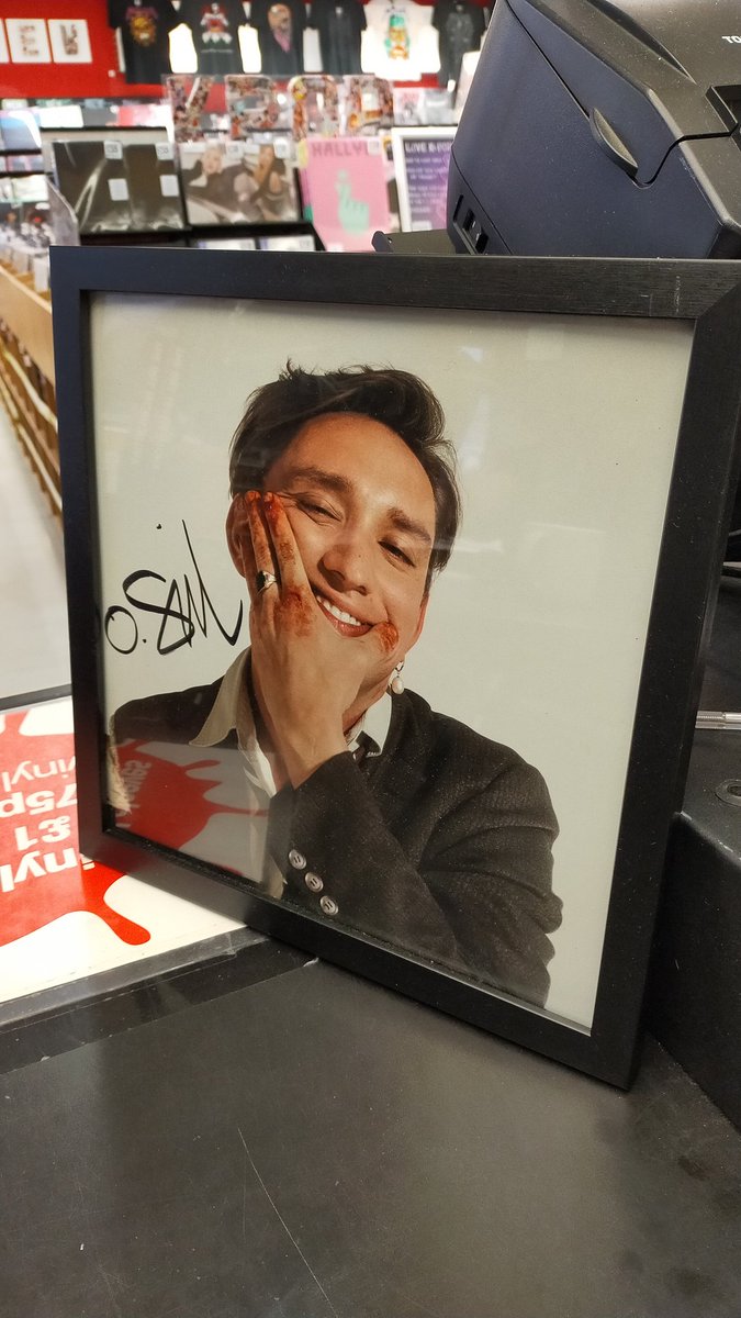 FoppEdinburgh's tweet photo. ITS COMPETITION TIME!!
To celebrate the launch of #HideousBastard from #OliverSim we have a Signed and Framed Photo to Give Away!
Just Retweet 🔄
And Reply below with your favourite Emoji! 👏💁🏼🍂
@young_ https://t.co/V7TR4M9XAo