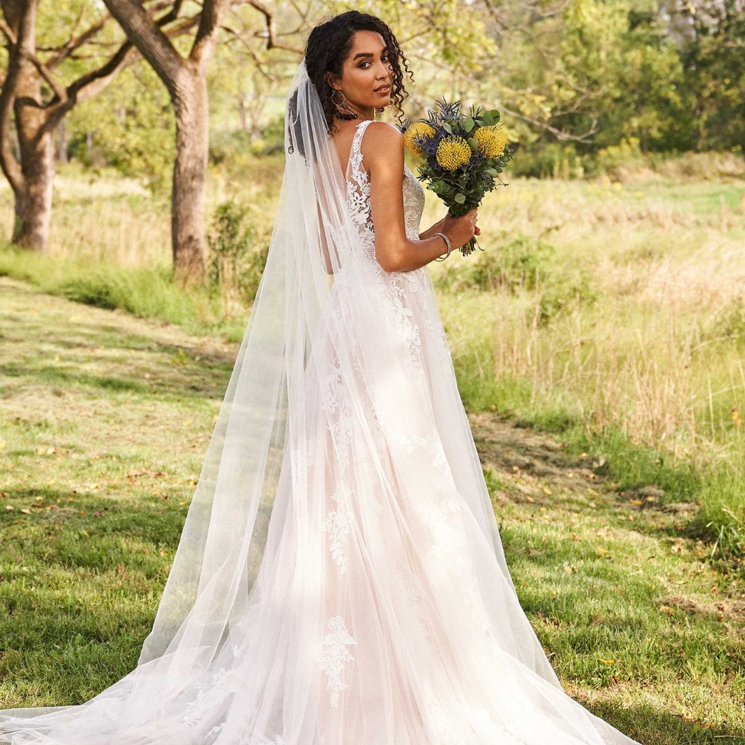 We’re in love with this casual and flowy of Lillian West, this tulle A-line bridal dress is full of movement. Unique Venice lace appliqués blend with embroidered laser cut chiffon appliqués that make the gown stand out 👰🏻‍♀️🤍

#wedding #dress #tull #bride #groom #tulle #casual