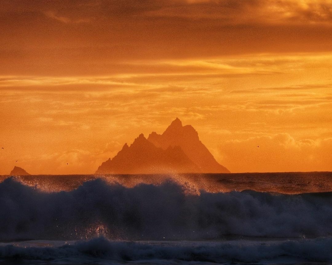 skelligexperie1's tweet photo. Photo of the week - stunning sunset at Skellig taken by Jonathon Smith

#skelligexperience #skelligislands #wildatlanticway #discoverkerry #sunsetskies #waves #skelligring https://t.co/hMWl8UEm8a