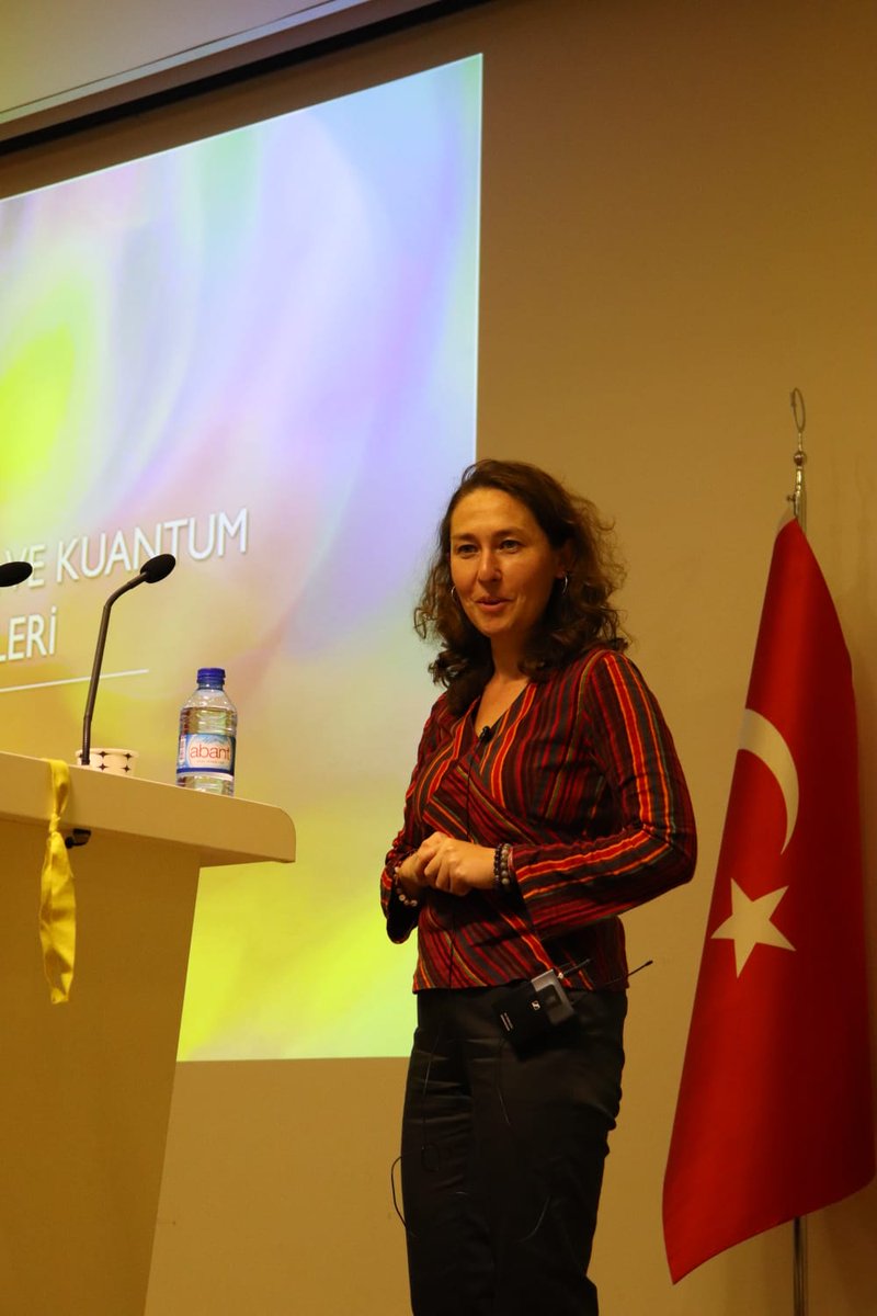 Sıradaki konuşmacımız Kadir Has Üniversitesi'nden Dr. Elif Yunt. "Topolojik Sistemler ve Kuantum Teknolojileri" başlıklı konuşmasıyla bizlerle.