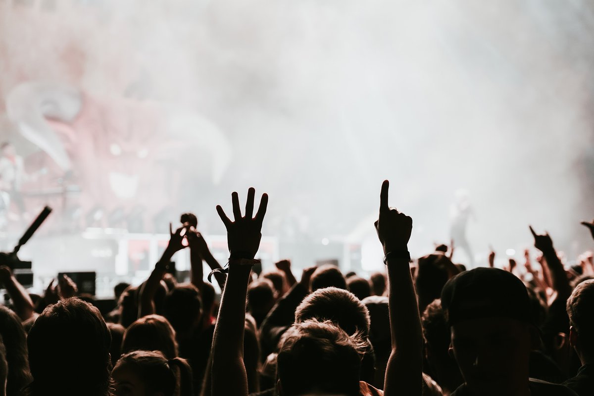 Sum41's tweet photo. Thx for kicking off The Does This Look All Killer No Filler Tour in a big way with us last night Stuttgart! 🔥 https://t.co/rQMMC6vWFa