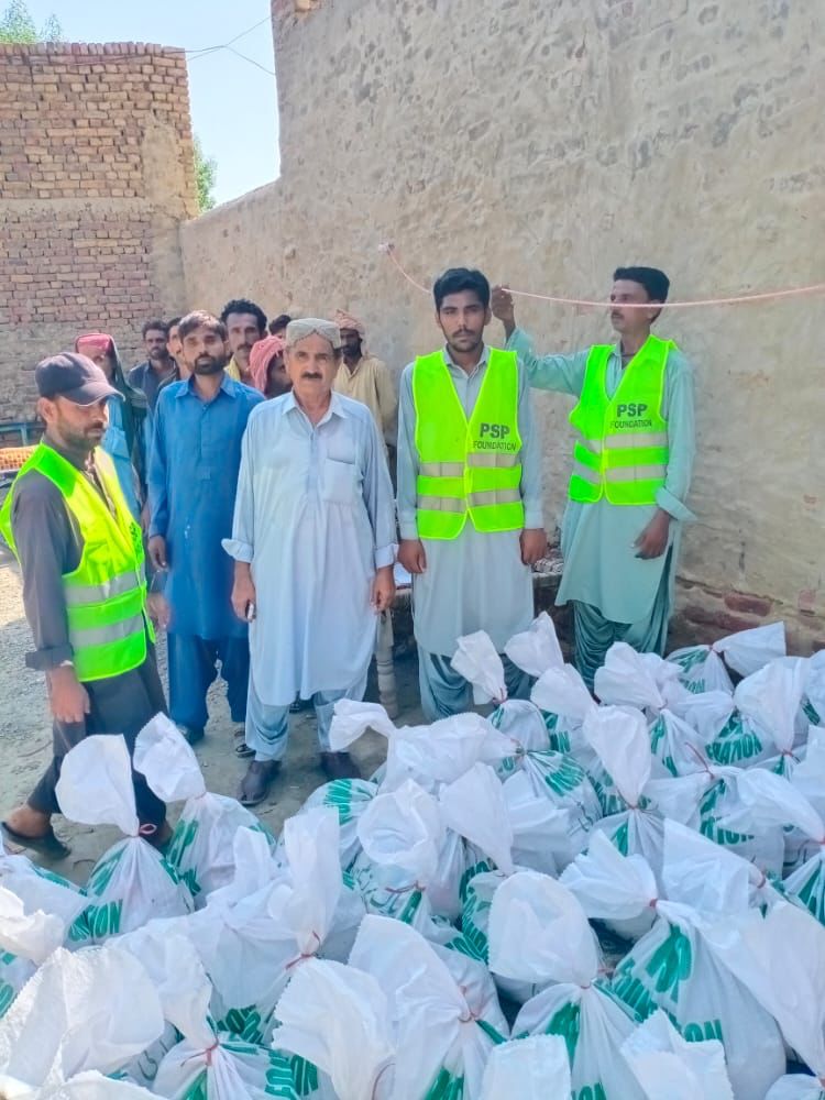 Siddiqu_iHamza's tweet photo. پی ایس پی فاونڈیشن کے زیر اہتمام اوستہ محمد تحصیل کے مختلف علاقوں میں سیلاب زدگان میں راشن کی تقسیم اس موقع پر جعفر آباد کے رہنماء حاجی علی شیرجمالی تحصیل صدر سونا خان جمالی نائب صدر جاوید جمالی نور الدین عمرانی اور نومنتخب کونسلران بھی موجود
#PSPFoundation #FloodReliefActivities https://t.co/hnLpJ0vXlN