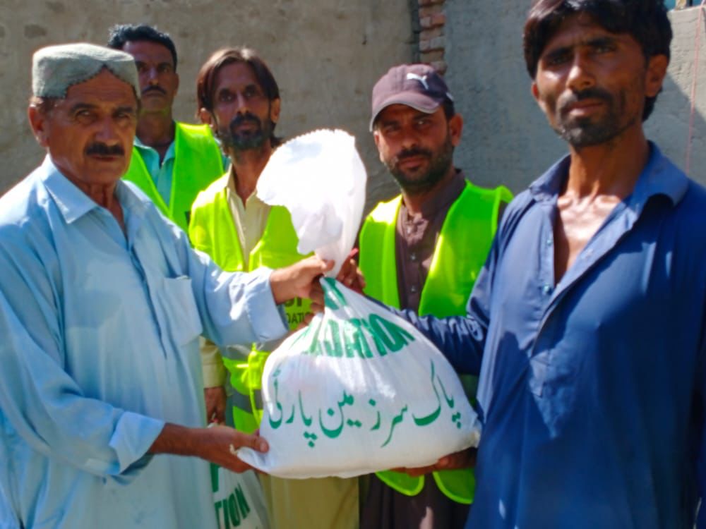 Siddiqu_iHamza's tweet photo. پی ایس پی فاونڈیشن کے زیر اہتمام اوستہ محمد تحصیل کے مختلف علاقوں میں سیلاب زدگان میں راشن کی تقسیم اس موقع پر جعفر آباد کے رہنماء حاجی علی شیرجمالی تحصیل صدر سونا خان جمالی نائب صدر جاوید جمالی نور الدین عمرانی اور نومنتخب کونسلران بھی موجود
#PSPFoundation #FloodReliefActivities https://t.co/hnLpJ0vXlN