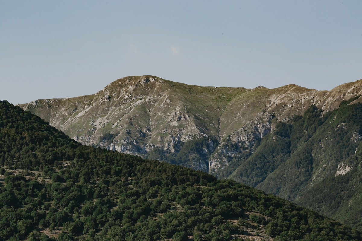 sara_izzi's tweet photo. Colline incoronate da castelli, laghi smeradini, cascate scrocianti, ma anche gole, falesie e passi d’alpeggio nel Parco Nazionale d’Abruzzo, #Lazio e Molise. Vi portiamo  alla scoperta della Meraviglie Naturali della #VallediComino ❤️ https://t.co/A9hCQLBTfD https://t.co/X47Oti1qvK