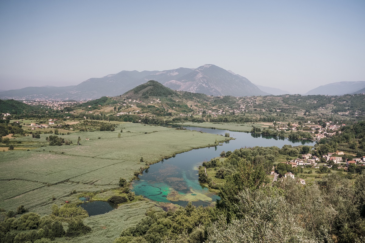 sara_izzi's tweet photo. Colline incoronate da castelli, laghi smeradini, cascate scrocianti, ma anche gole, falesie e passi d’alpeggio nel Parco Nazionale d’Abruzzo, #Lazio e Molise. Vi portiamo  alla scoperta della Meraviglie Naturali della #VallediComino ❤️ https://t.co/A9hCQLBTfD https://t.co/X47Oti1qvK