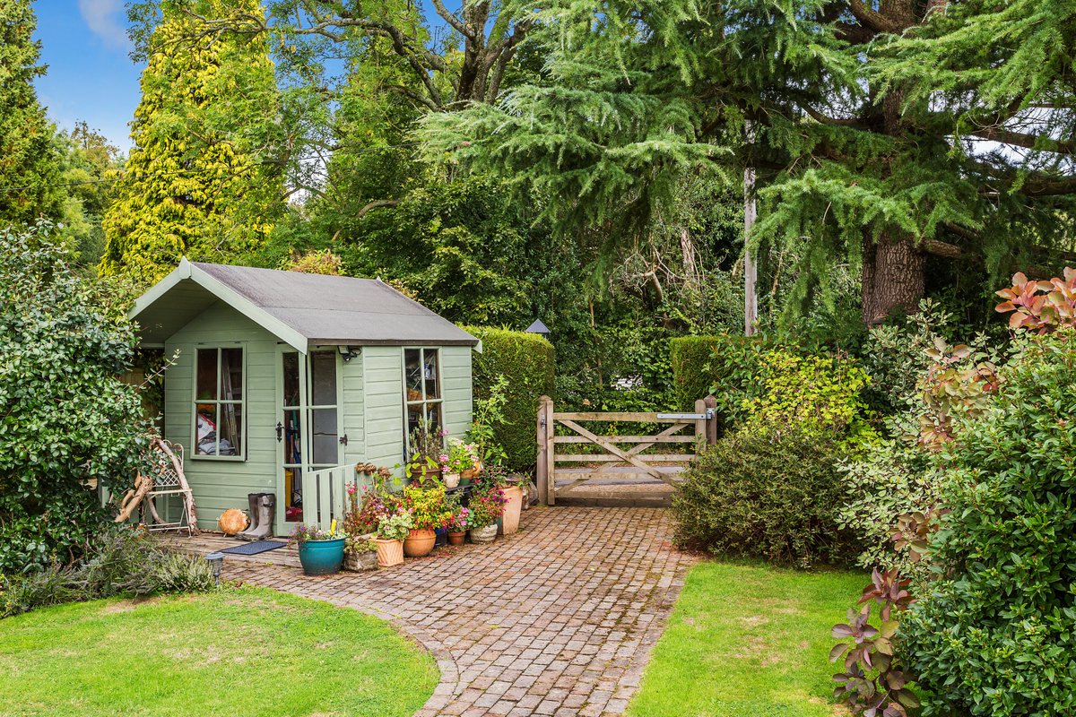 Viewings lining up for this attractive cottage in #AshurstWood near #EastGrinstead for the weekend.

#WeArePlatform #Property #Sales #Sussex

Link: platformproperty.co.uk/property-for-s…