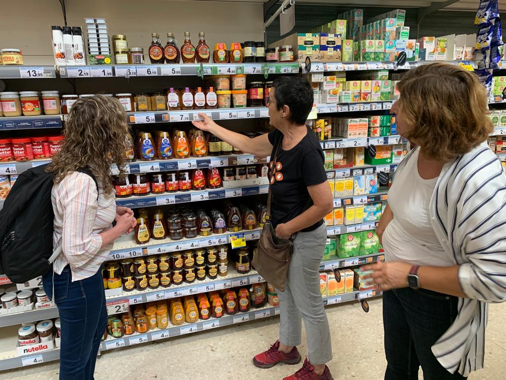 EuroFUE_UJI's tweet photo. Éxito del primer día de la visita a Castelló de la coordinadora del @EcomayaProyecto 🐝 con reuniones de trabajo con @ApiEscuela e #Intercoop y la visita a colmenas de apicultores de la zona👏 https://t.co/s9WmG0ZEZ9