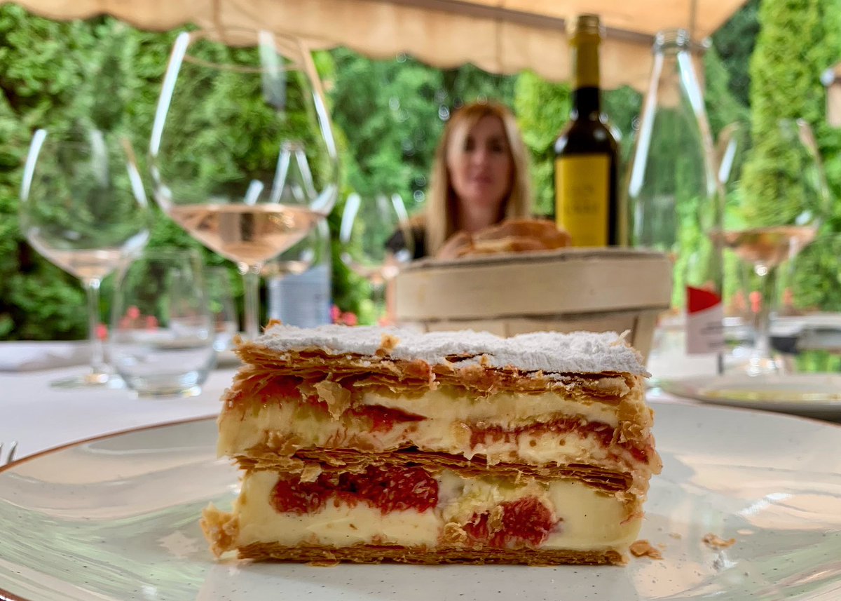 El Motel: Un lugar donde no pasa el tiempo y ni falta que le hace.

Estas fechas me gusta visitarlo por su estupenda y confortable terraza. El carro de quesos y postres!😍