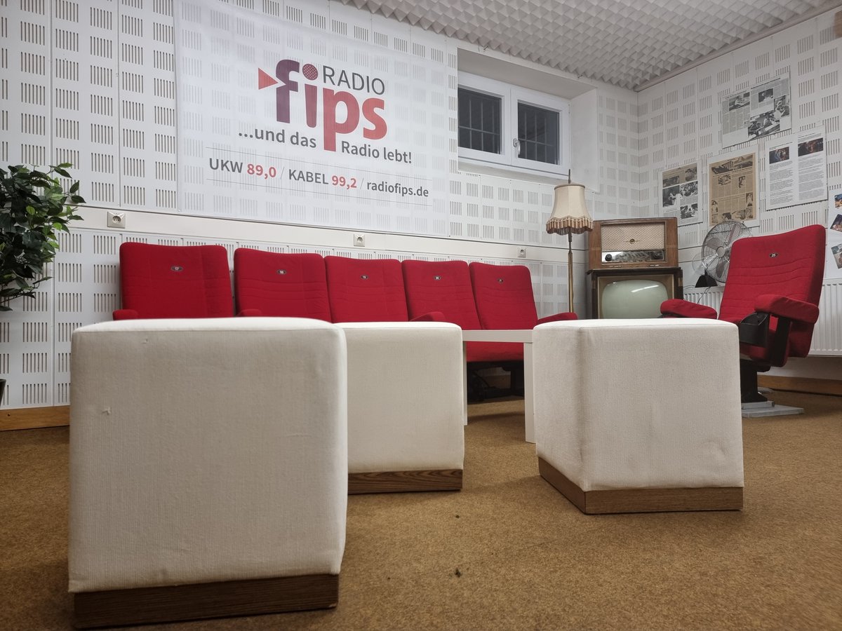 Lust auf einen Blick in unsere Studios?
Am kommenden Samstag, 24.09.2022 habt Ihr die Möglichkeit uns zwischen 12 und 18 Uhr über die Schulter zu schauen.
Für Fragen rund um's Radio und radiofips stehen euch unsere Kollegen gerne zur Verfügung.
Wir freuen uns auf euern Besuch.