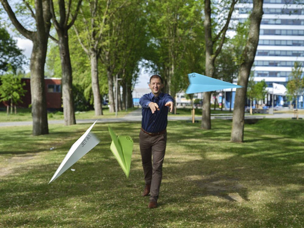 Improving the #sustainability of #aviation is not only a technological challenge, but also a logistical one. #aetudelft researcher Bruno Santos @umnomecomum is exploring the impact that new types of aircraft and fuels will have on logistical operations: tudelft.nl/en/stories/art…