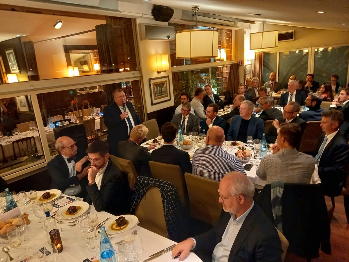 [ECHANGE AVEC <a href="/echiva/">Emmanuel Chiva</a> – <a href="/DGA/">Direction générale de l'armement 🇫🇷</a>]
Le <a href="/DG_Armement/">Délégué général pour l’armement</a> était accompagné du directeur par intérim de <a href="/Agence_ID/">Agence Innovation Défense</a>, Patrick Aufort. 

La BITD repose notamment sur 4000 PME. Ravi de constater que le soutien de la DGA auprès de ces #PME est une priorité claire pour Emmanuel Chiva.
#defense #ETI