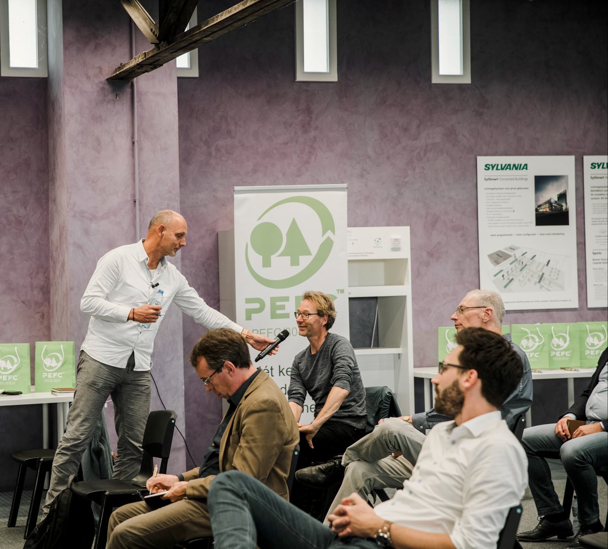 PEFC_NL's tweet photo. 𝗢𝗽𝗲𝗻𝗯𝗮𝗿𝗲 𝗸𝗲𝗻𝗻𝗶𝘀𝘀𝗲𝘀𝘀𝗶𝗲 𝗧𝗼𝗺𝗼𝗿𝗿𝗼𝘄’𝘀 𝗧𝗶𝗺𝗯𝗲𝗿 𝗧𝗮𝗹𝗸. De Talk vindt plaats op donderdag 27 oktober vanaf 16.00 uur in het @biosintrum te Oosterwolde. Meld je aan: https://t.co/BX70hoxSCD ✍️ #PEFC #TimberTalk #Sustainable #Wood #Hout #Bouw #Biobased https://t.co/nH8DTJNerO