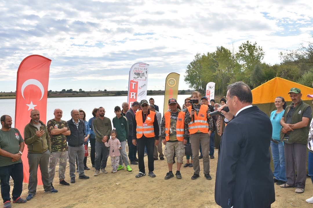 🎣 Haydi rastgele
İkincisini düzenlediğimiz “Geleneksel Hanoğlu Göleti Sazan Balığı Yakalama Festivali” yarışmacıların katılımıyla başladı.
Yarışmada mücadele eden tüm ekiplere başarılar diliyor; kazasız, belasız, eğlenceli bir turnuva geçirmelerin temenni ediyoruz.
