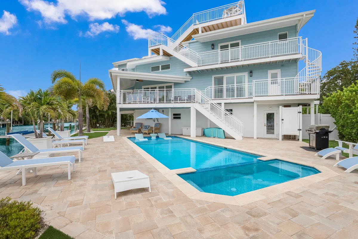 AnnaMariaLifeVR's tweet photo. Please help us welcome Dragonfly Harbour to the Anna Maria Life Vacation Rentals family of exceptional Anna Maria Island Vacation Homes!  Book now:
https://t.co/MwmRzXuzFU  4Bd | 4.5 Ba | Boat Dock, Corn Hole, Foosball, Ping Pong , &amp; Putting Green!
#annamariaisland #annamarialife https://t.co/Kn4Pskuwut