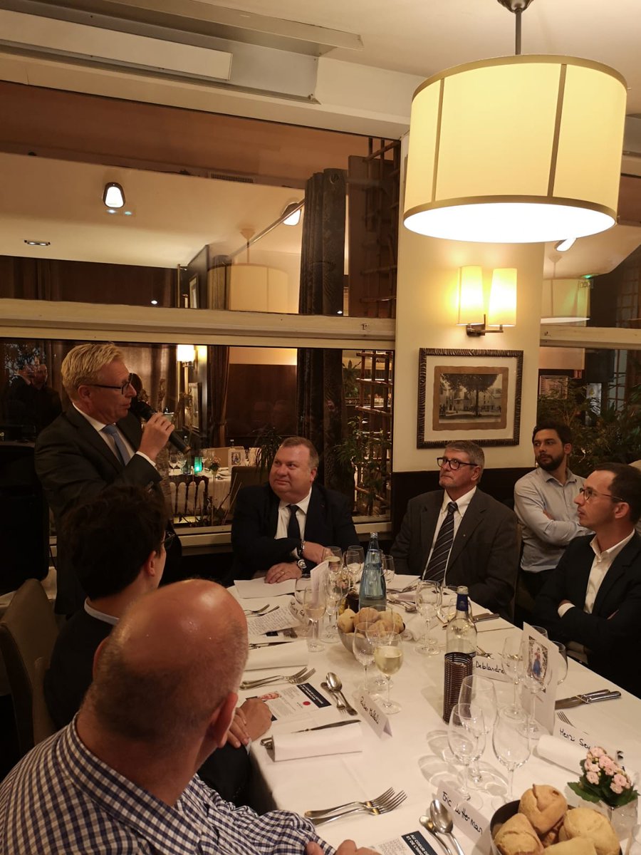 comiterichelieu's tweet photo. [ECHANGE AVEC @echiva – @DGA]
Le @DG_Armement était accompagné du directeur par intérim de @Agence_ID, Patrick Aufort. 

La BITD repose notamment sur 4000 PME. Ravi de constater que le soutien de la DGA auprès de ces #PME est une priorité claire pour Emmanuel Chiva.
#defense #ETI https://t.co/X3d6sDKvvD