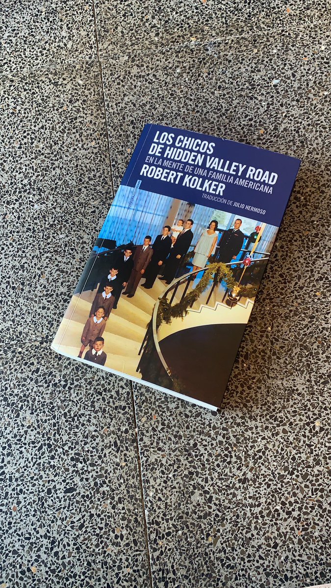 librosylibros__'s tweet photo. Lo que estoy disfrutando este libro no os lo imagináis. Lo tiene todo. La historia familiar, el desarrollo de la esquizofrenia, el marco social, el avance en los estudios médicos. Y todo contado BIEN Y AMENO. Es que no se le puede pedir más. Huele a libro del año. https://t.co/m5j37Ebib4