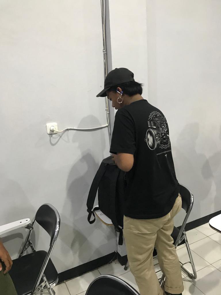 Kamu kalau punya masalah mending langsung ke tukang pierching aja,
Biar cepet ditindik lanjutin