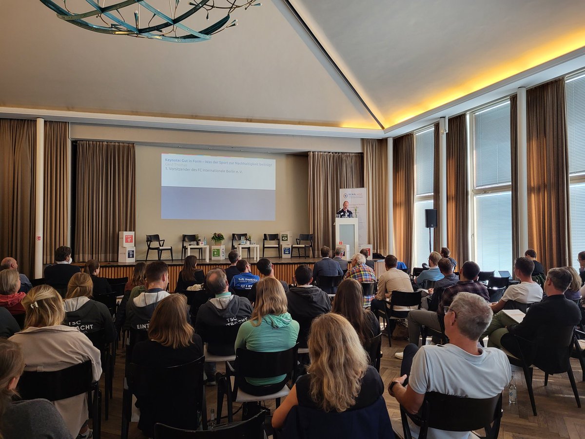 Gerd Thomas vom FC Internationale Berlin gibt auf unserer Zukunftskonferenz von #ZielebrauchenTaten einen Überblick, was in Sachen #Nachhaltigkeit aktuell im #Sport geht. "Wir dürfen die Latte nicht zu tief legen. Die Lage ist ernst, unsere Ziele müssen ambitioniert sein!"