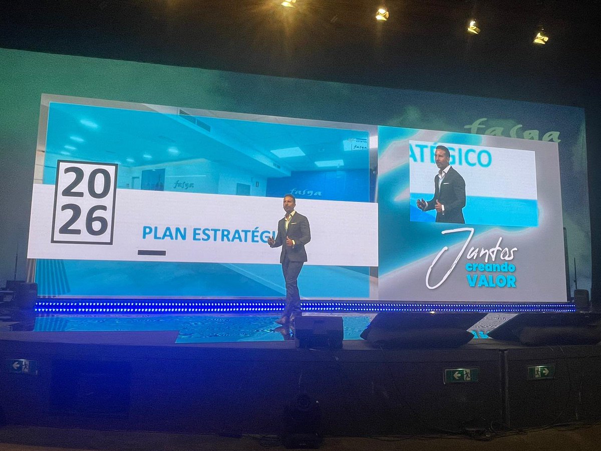 Valorianenred's tweet photo. Nuestro Secretario General @Venegas_FASGA presenta a los compromisarios el plan Estratégico de Fasga y explica los objetivos de expansión, renovación y transformación de la organización y del sindicalismo de nuestro país. #XIICongresoEstatalFasga https://t.co/k2Gy5j9t6A