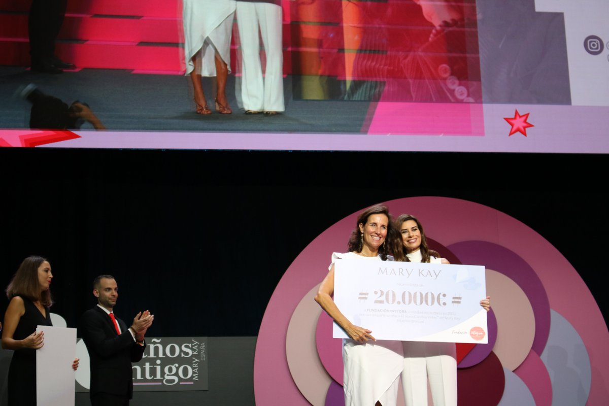FUN_INTEGRA's tweet photo. 🤩 Queremos agradecer enormemente la donación de 20.000€ que ha realizado @marykayespana.

La labor de las consultoras solidarias va a lograr que las vidas de 40 mujeres cambien por completo 💗

¡¡Gracias por hacerlo posible!! 🥰

#SeminarioMaryKay2022 #elrosacambiavidas https://t.co/3OKsZmND2b