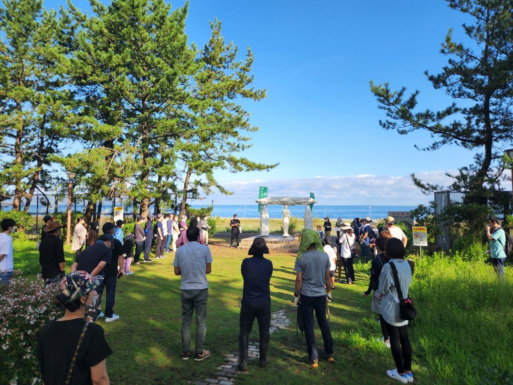 ItoigawaGeopark's tweet photo. 「#iACTiON(アイアクション)」ビーチクリーンリレー
9/10糸魚川市青海地域ラベンダービーチにて糸魚川市職員労働組合による #ビーチクリーン が行われました😄すがすがしい青空の下、子供から大人まで40名ほどが集まり多くのごみをひろいました‼
ありがとうございました✨
#海と日本プロジェクト https://t.co/2W65jAVfmT