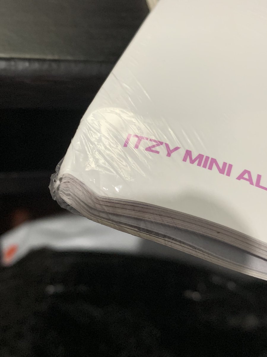 luvjinlia's tweet photo. received my package! kaso dented album but it was packed with bubble wrap naman prolly couriers fault na ! #kirisamfeedbacks https://t.co/3O2q0HvXK4