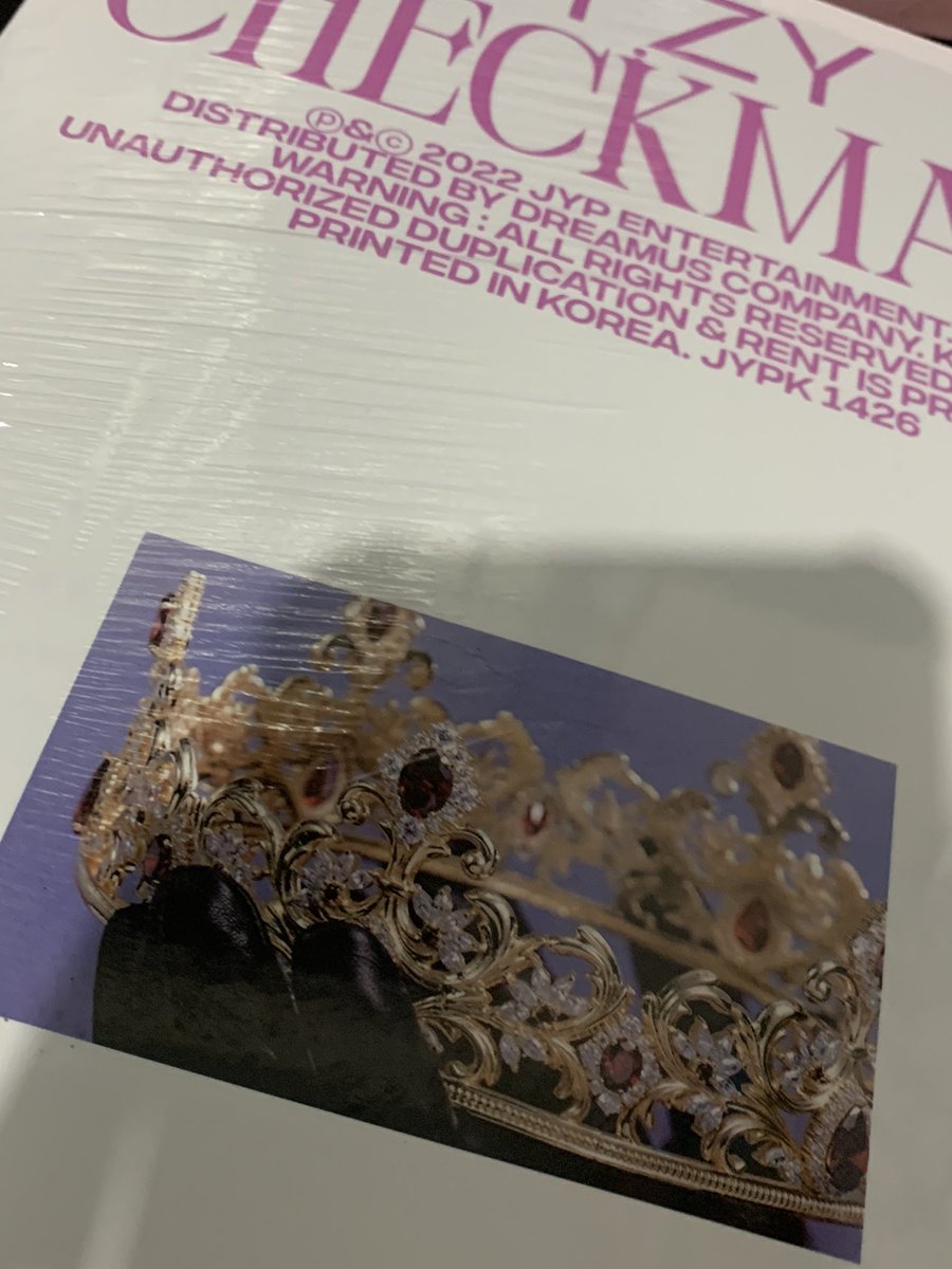 luvjinlia's tweet photo. received my package! kaso dented album but it was packed with bubble wrap naman prolly couriers fault na ! #kirisamfeedbacks https://t.co/3O2q0HvXK4