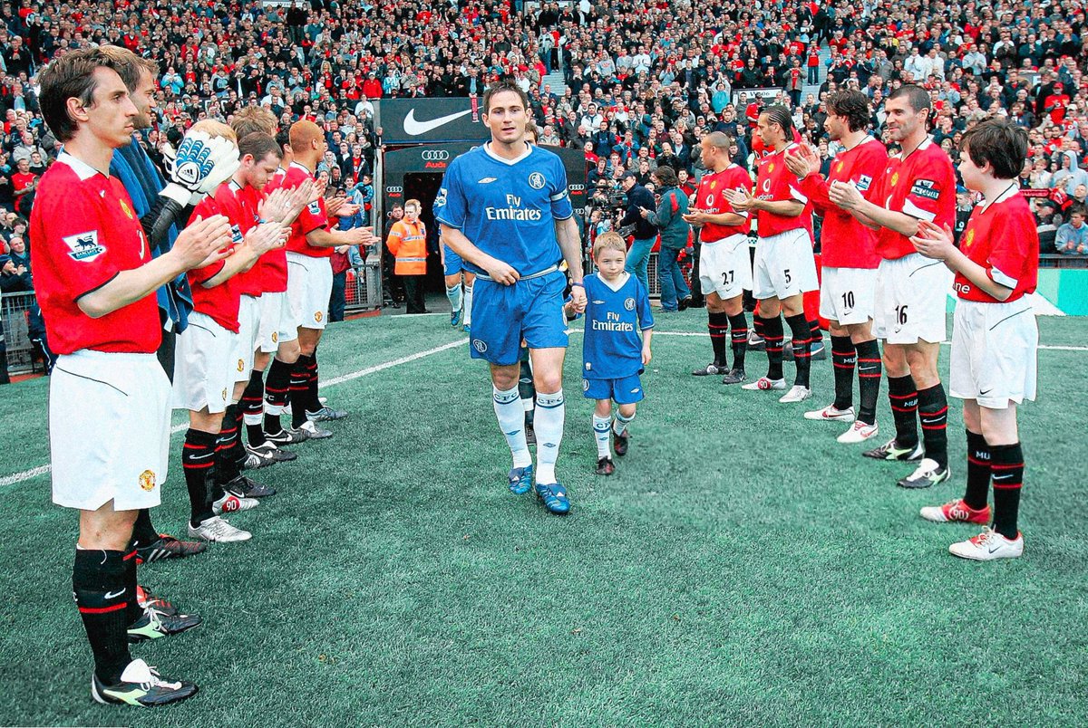 FrankKhalidUK's tweet image. A memory from the past when Man Utd gave the guard of honour to Chelsea at Old Trafford.