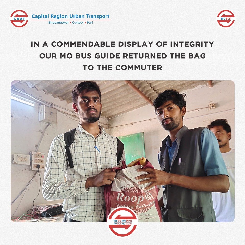 CRUT_BBSR's tweet photo. Our #MoBusGuide with utmost honesty returned the bag to the commuter who had left it in Mo Bus.
Nothing is ever lost in #MoBus.
#MoBusMoHero
#MoBusForBetterYou
#HappyCommuters
#Humanity https://t.co/WukzbCxtzW
