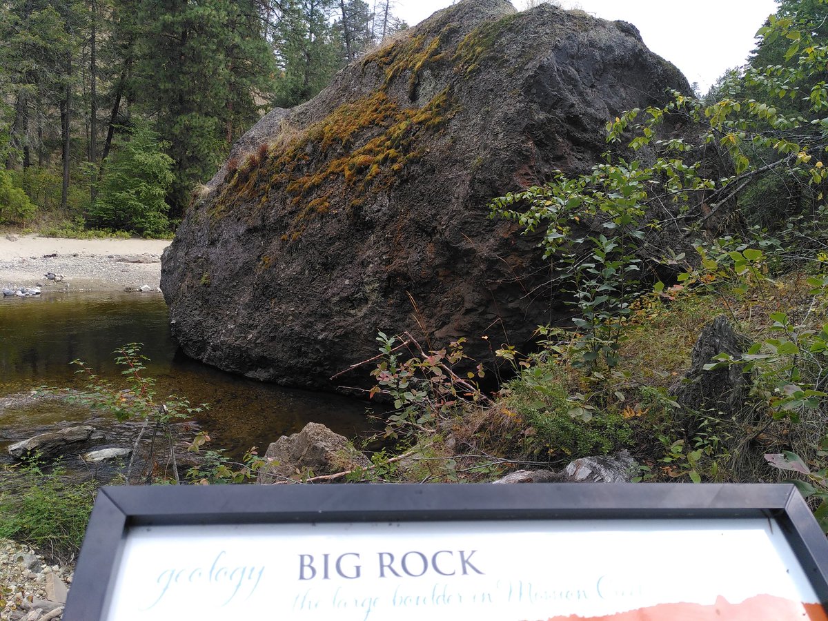 ronan_fras's tweet photo. Went for a walk. Found a big rock. https://t.co/b7pF0ye04B