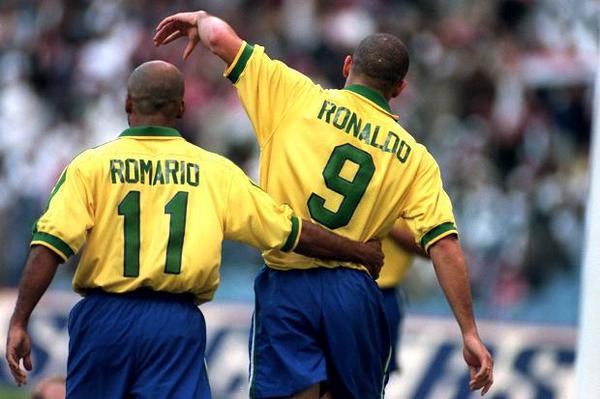 90sfootball's tweet photo. One Picture. Two Legends. https://t.co/tPZJhqCxW6