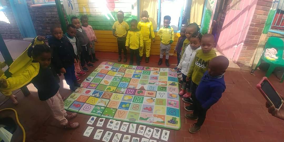 africanjuniors's tweet image. Early education should be incorporated into fun activities Learn and play at same time.